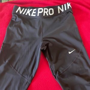 Ladies Cropped Nike Pro leggings